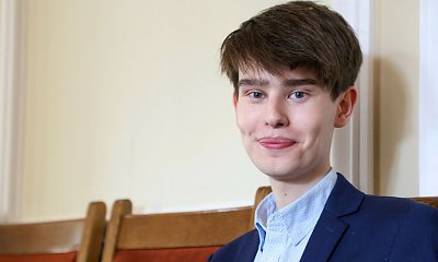 Młody Oskar od dawniej panujących już nie pracuje w słynnym banku. Jest też gwiazdą memów
