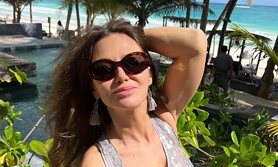 Kinga Rusin wparowała na salony prosto z greckiej plaży. Ten gigantyczny kwiat na dekolcie i nowa fryzura to dopiero początek