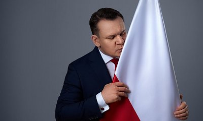 Pielęgniarz zginął na oczach świata, a polski polityk bije brawo. Dominik Tarczyński i potężna burza w PiS