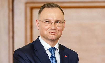 Andrzej poleciał do Afryki. Bezlitośni internauci wypominają mu jego żenujący dowcip [wideo]