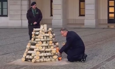 Andrzej Duda rozpalił ognisko pod Pałacem Prezydenckim. Internauci komentują memami!