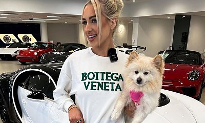Caroline Derpieński w towarzystwie ochroniarzy oblegana przez fanów. Podchodzą do niej w jednym celu [zdjęcia]