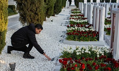 "Na grobie babci spotkałam tajemniczego mężczyznę. Nie spodziewałam się, że babcia prowadziła podwójne życie"