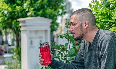 "Spotkałam pewnego mężczyznę na grobie matki. Jego opowieść mnie zszokowała. To stawia ją w innym świetle"
