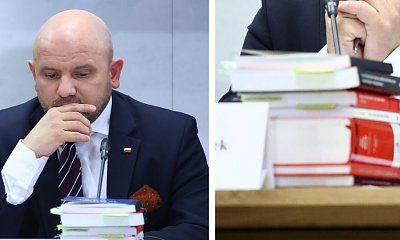 Oczytany Mariusz szpanuje książkami na spotkaniu. Sieć zalały memy!