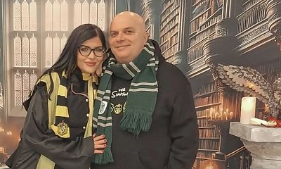 Krzysztof Skiba obściskuje się z młodą żoną w meksykańskim basenie. Zaskakuje dobór stroju