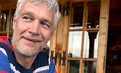 Michał Żebrowski pląsa w spódnicy w panterkę i sprząta dom. Ktoś pisze: "Podobny do mojej byłej teściowej" [wideo]