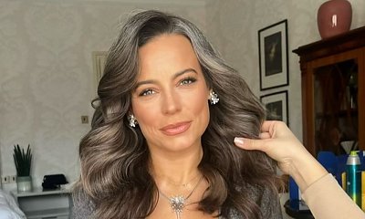 Anna Mucha dała sobie zajrzeć w dekolt. Cóż za odważne kadry
