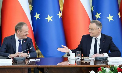 Andrzej Duda i Donald Tusk osobno lecą do USA. Prezydent wykorzystuje ten czas na... wykład. Są memy!