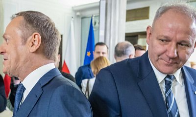 Kontrowersyjny Jacek Protasiewicz żegna się z pracą. Uśmiechnięty Donek Tusk miał serdecznie dość jego wybryków