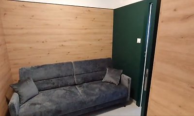 Kanapa w sekretnej toalecie Lasów Państwowych wywołała memy! Internauci mają ubaw po pachy