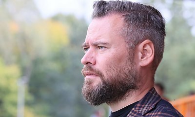 Krzysztof Stanowski w tarapatach. W nocy do drzwi jego domu zapukali funkcjonariusze