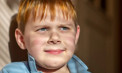 "Znów czekał na niego w urodziny, a on nie przyjechał. Jego łzy tak mnie bolą"