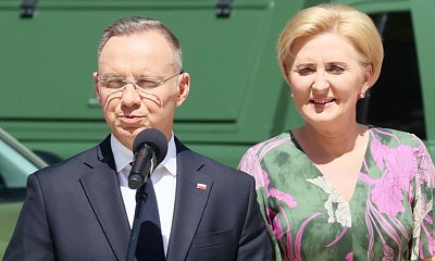 Agata Duda w zwiewnej sukience. Nie pasuje do Andrzeja w garniaku