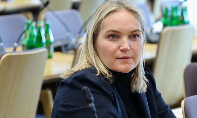 Niewierna Dominika modliła się przy ołtarzu z komórką w ręce. Później zapozowała z Wojciechem Amaro