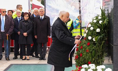 Jarek chciał oddać hołd bratu i bratowej. Takiej reakcji ludzi się nie spodziewał [wideo]