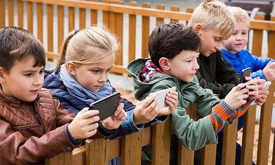 "Córka ma 9 lat i chce najnowszego smartfona. Ponoć dzieci w szkole się z niej śmieją"