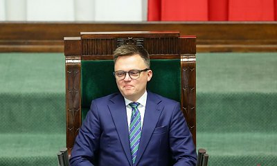 Szymek bierze się za nieobecnych kolegów na Wiejskiej. Zabiera wagarowiczom sporą mamonę