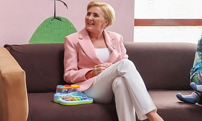 Agata Duda znów spotkała się z uczniami i zakonnicami. Granatowy komplet podkreśla opaleniznę