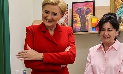 Agata Duda spotkała się z Omenaą Mensah i Ukrainkami. Prezenterka przyćmiła ją stylizacją