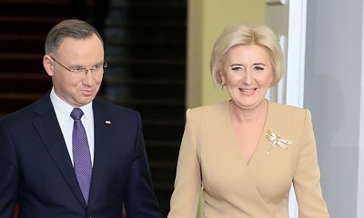 Agata Duda wskoczyła w sukienkę w stylu retro. Cała w grochy i z odcięciem w talii