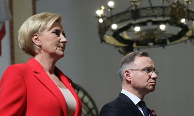 Agata Duda przywołuje słońce w zwiewnej sukience. A na twarzy jakaś zmęczona