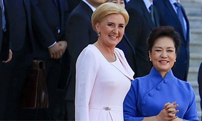 Agata Duda bryluje w bladoróżowej sukience. Perfekcyjną stylizację, przyćmiła mimiką