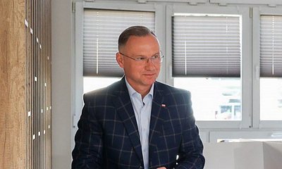 Andrzejek zaliczył wpadkę. Wszyscy patrzą na jego krocze