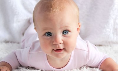 "Mój maleńki synek przypomina mi mojego sąsiada. Te same zielone oczy i zawzięty uśmiech"