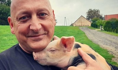 Jacek Wójcik w roli kobiety. Blond peruka i różowa stylówka ze szpilkami to hit