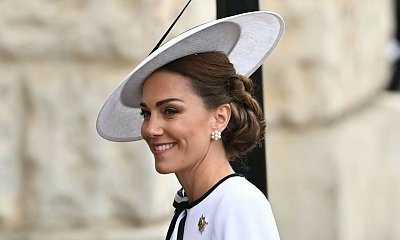 Księżna Kate pojawiła się na urodzinach króla. Włożyła białą sukienkę z dużą kokardą