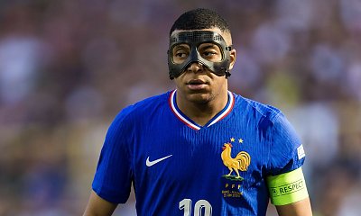 Mecz Polska-Francja: Kylian Mbappe chronił "jappę" maską. Są memy
