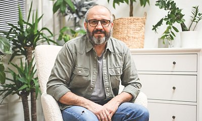 "Żona nie chce się malować, ani ładnie ubierać. W jej wieku już by się przydało"