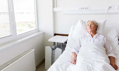 "Mąż chce, żebym oddała mamę do domu opieki. Nie chce, żeby z nami mieszkała"