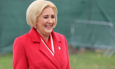 Agata Duda w białej kiecce. Kreacja wygląda jak suknia ślubna