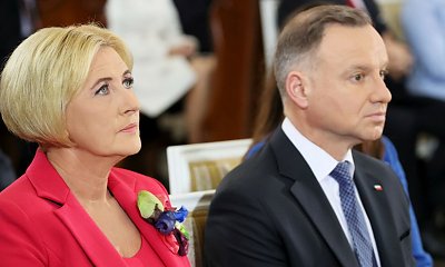 Agata Duda w sukience przypominającej zachmurzone niebo. Pomogła seniorce o lasce