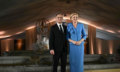 Agata Duda śmieje się do rozpuku przy stole w Waszyngtonie. W tej kiecce nie zrobiła furory