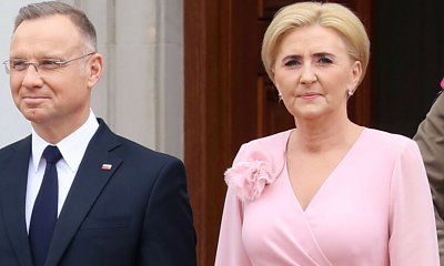Agata Duda w pudrowym różu. "Zgubiła się" w tym kolorze i znów wygląda nijako