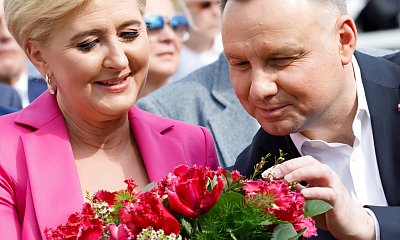 Agata Duda jak piwonia w eleganckim garniaku. Cukierkowo od stóp do głów