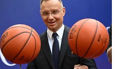 Dowcipniś Andrzej zakręcił dwiema piłeczkami na swoich długopisach. Wszystko się nagrało, są i memy