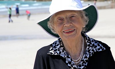 "Choć mam ponad 70 lat, nie wstydzę się nosić stroju kąpielowego. Nie będę smażyć się w długich spodniach, bo tak wypada"