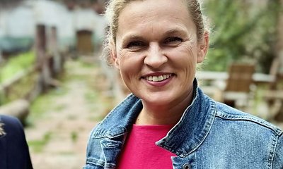 Barbara Nowacka odsłoniła nogi w beżowej kiecce. To idealna sukienka na lato