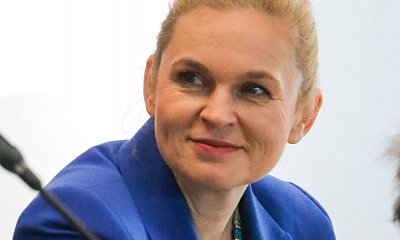 Barbara Nowacka na Open'er Festivalu w czarnym kombinezonie i jeansowej katanie. Stylowo