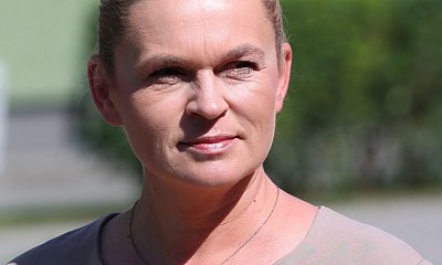 Barbara Nowacka w brzoskwiniowym komplecie i adidasach. 49-latka stawia na wygodę