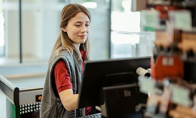 "Nie chciałam dać kasjerce nadprogramowego grosika. Odmówiła wydania towaru"