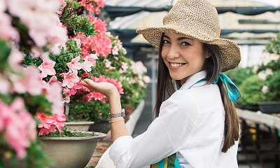 "Sąsiadka chyba ma chętkę na mojego męża. Cały czas go obserwuje i paraduje w mini za ogrodzeniem"