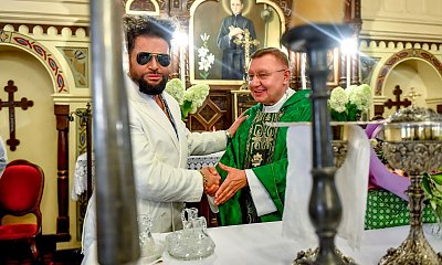 Krzysztof Rutkowski w blasku fleszy poświęcił auta. Nawet pozował z księdzem przy ołtarzu