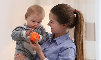 "Muszę płacić obcej kobiecie za pilnowanie syna, bo teściowa rączki umywa. A tak bardzo chciała zostać babcią"
