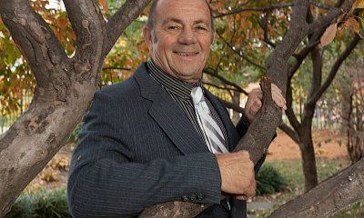 "Uwielbiam swobodny i wygodny styl. Żona nawet do pracy w ogrodzie każe mi zakładać eleganckie ubrania"