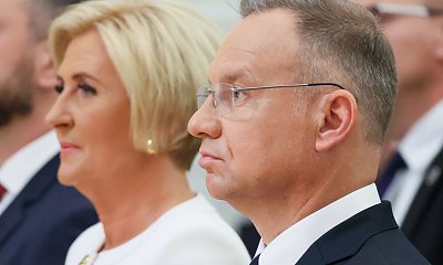 Agatka wystroiła się do kościoła jak na pokaz mody. Odsłoniła nogi w białej spódnicy
